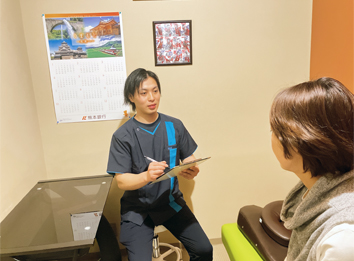 カウンセリングを行うスタッフと患者様