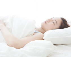 仰向けで眠る様子