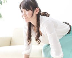 膝を使って荷物を持ち上げる様子