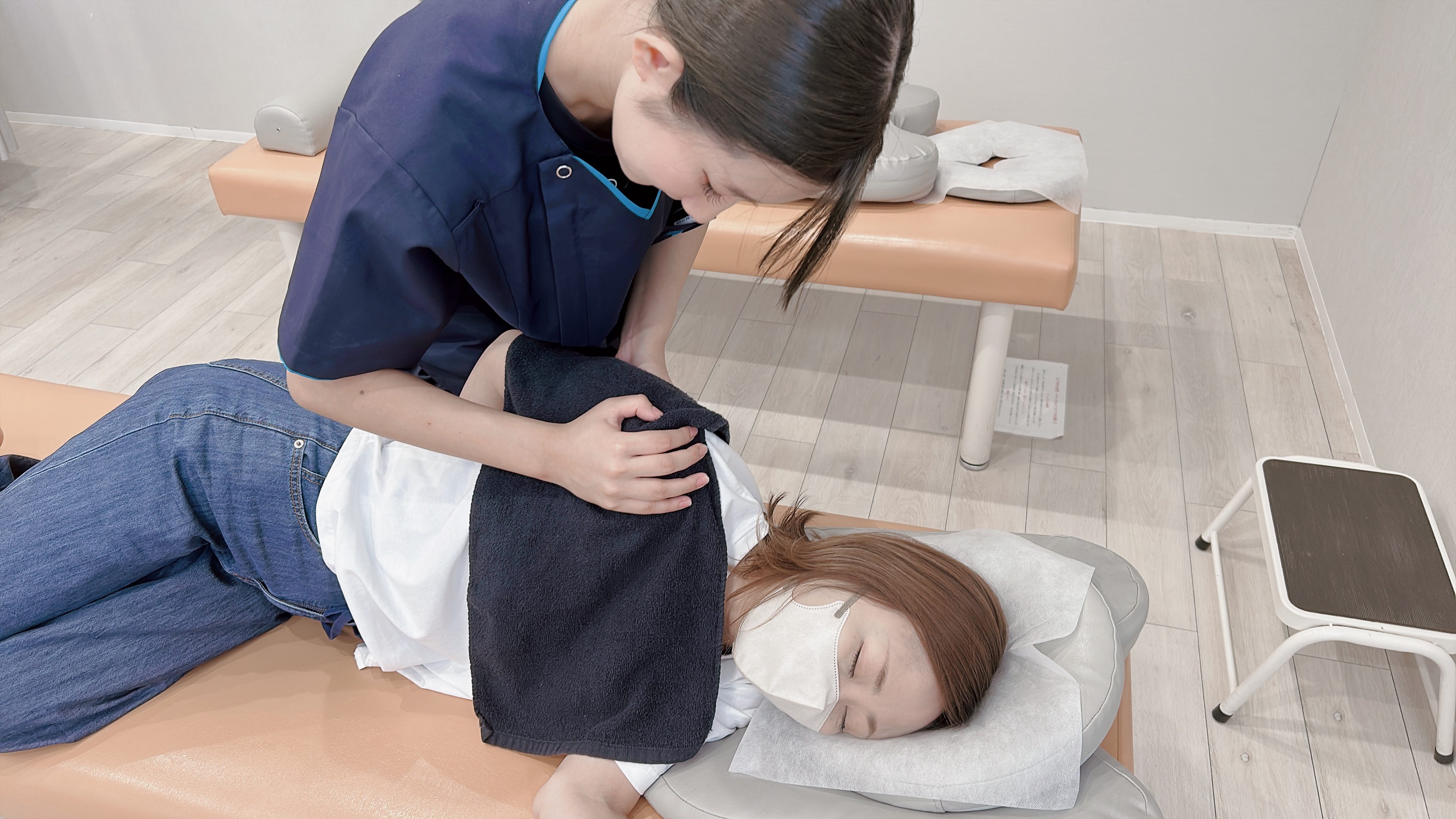 戻りにくいよう整える施術の様子