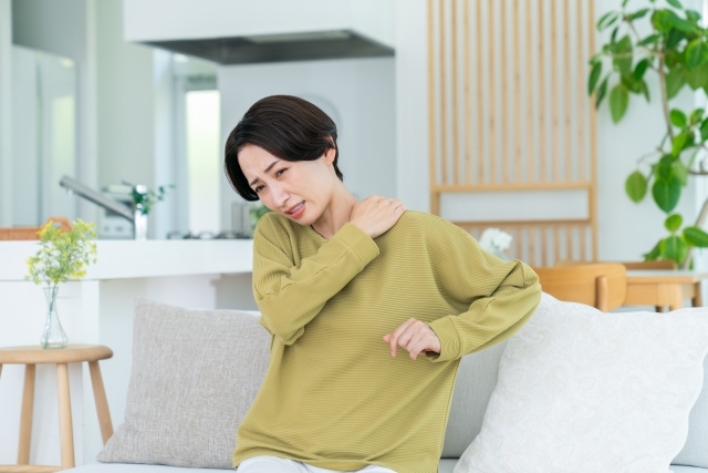 肩に負担がかかりやすい生活場面のイメージ