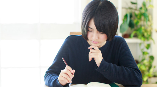集中して読書をする様子