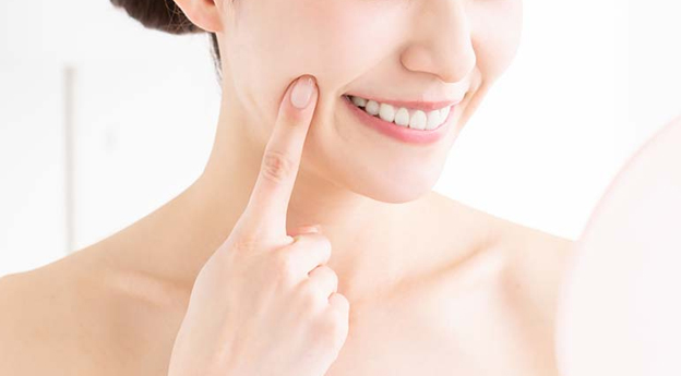 肌の調子を確認する様子