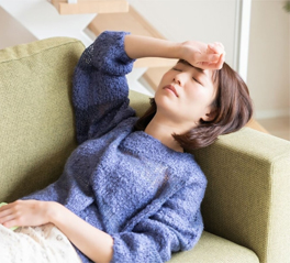 常に疲労感を感じている女性