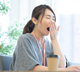 睡眠不足であくびをする女性