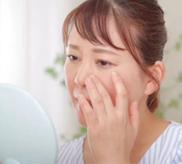 小じわを気にする女性