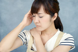 動かすと痛む