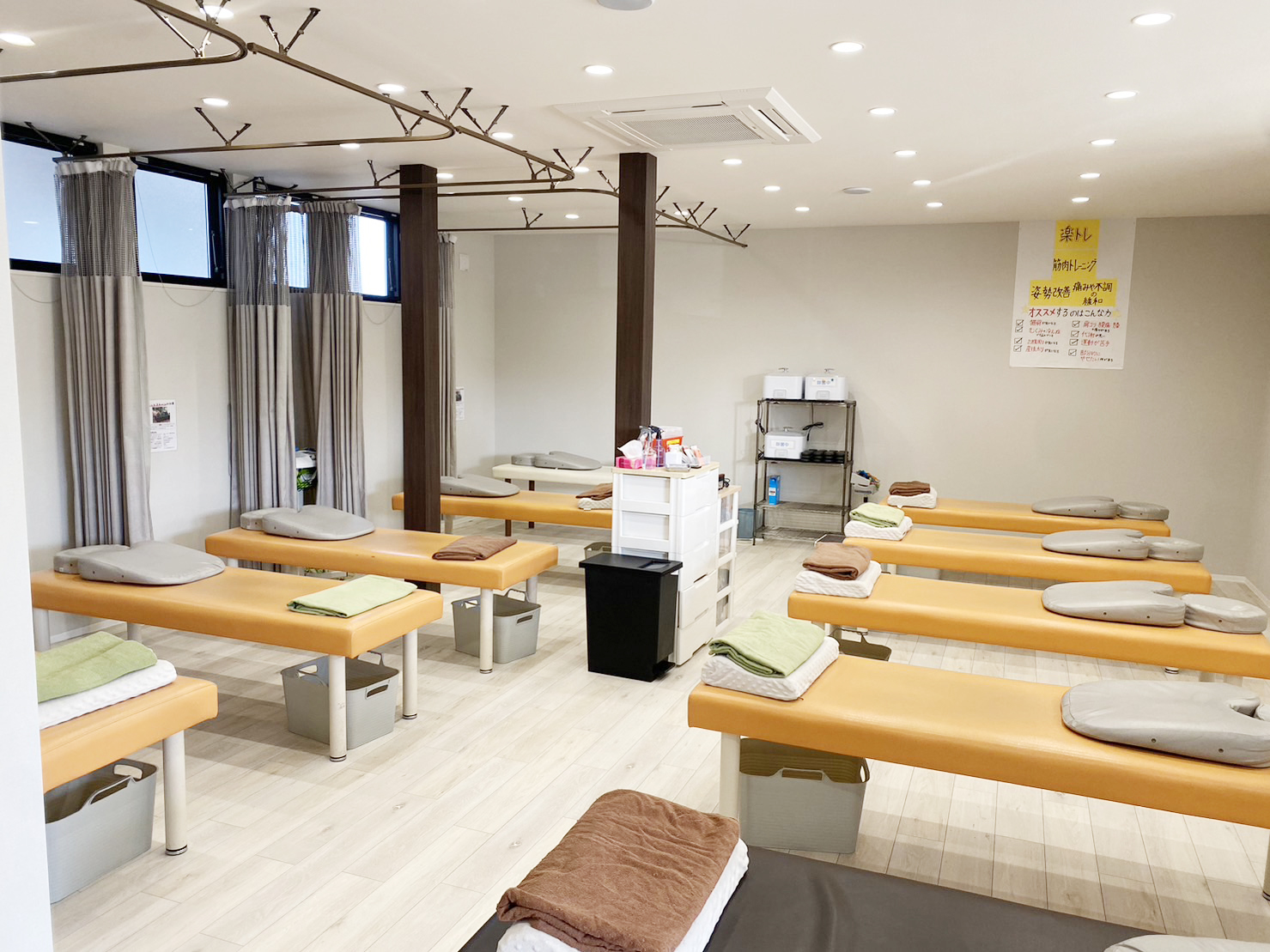 清潔で落ち着いた整骨院元 光の森院の院内