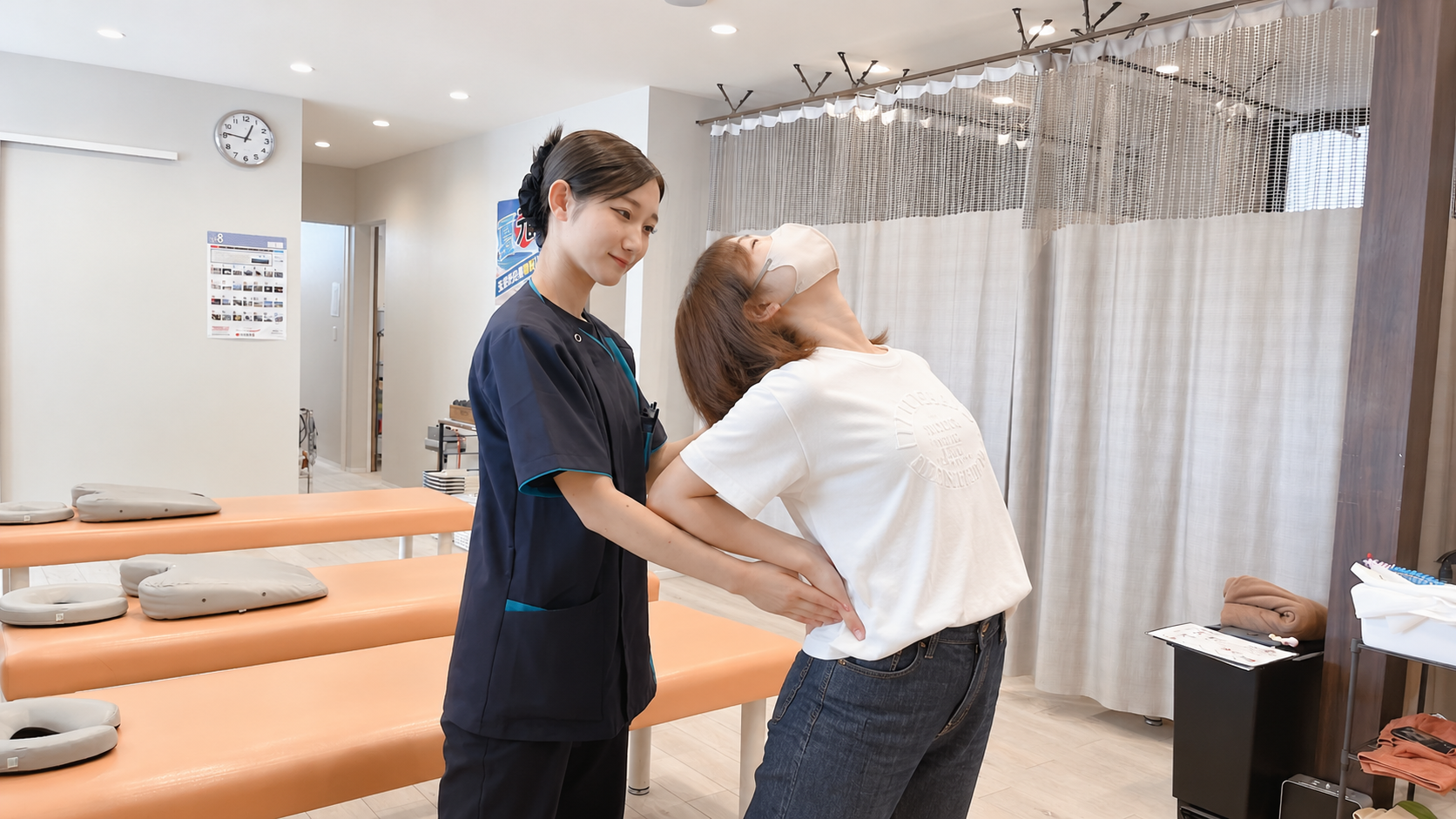 施術直後に腰・骨盤・股関節の動きを確認している様子