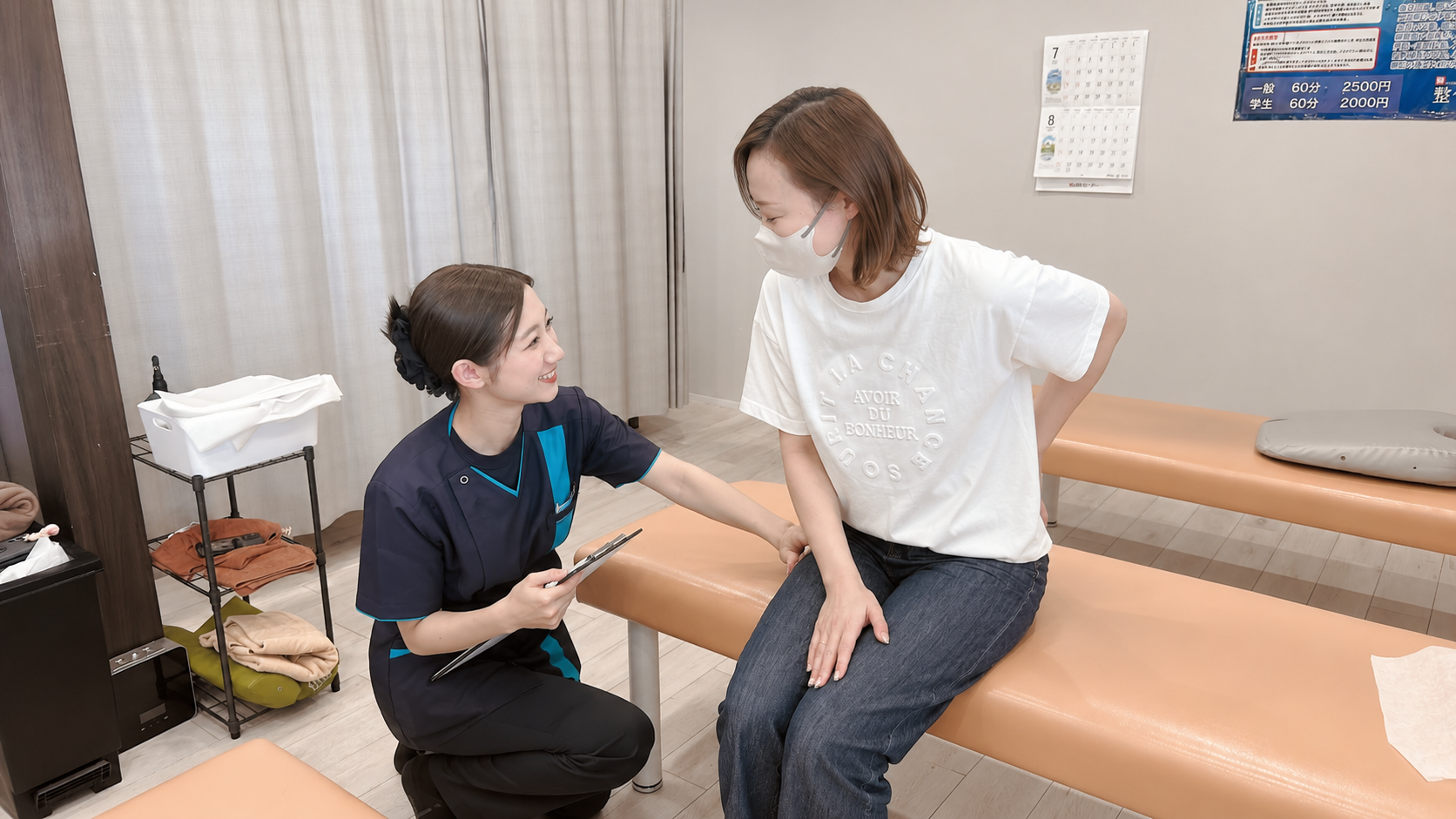 座った後のつらさを確認する様子